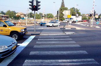 לפני קו העצירה, ובאין קו עצירה - עצור לפני מעבר החצייה