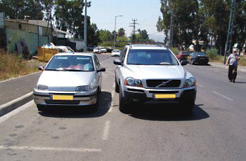 תמונה לשאלה: האם מותר להעמיד רכב לצד רכב אחר החונה בצד הדרך?