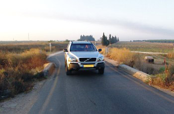 תמונה לשאלה: מתי מותר להעמיד רכב על גשר או בתוך מנהרה?