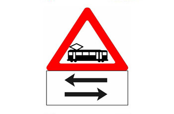 זהירות! רכבת מקומית חוצה בשני הכיוונים בדרך שלפניך