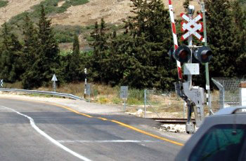 עצור תמיד לפני מפגש מסילת הברזל, ואל תמשיך לנסוע כל עוד האורות מהבהבים