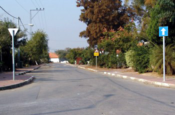 התמרור השמאלי סותר את התמרור הימני