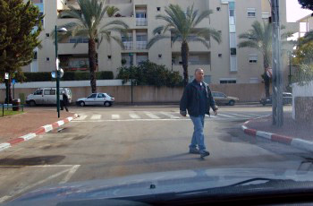 תמונה לשאלה: כיצד תנהג בהתאם לתמונה?